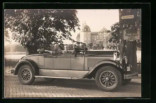 Foto-AK Zwei Herren im Auto von Crysler vor Schild von Adams Gasthof