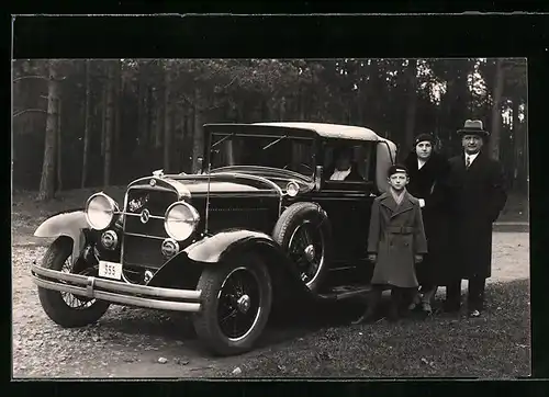 Foto-AK Paar mit einem Jungen am Auto Studebeaker