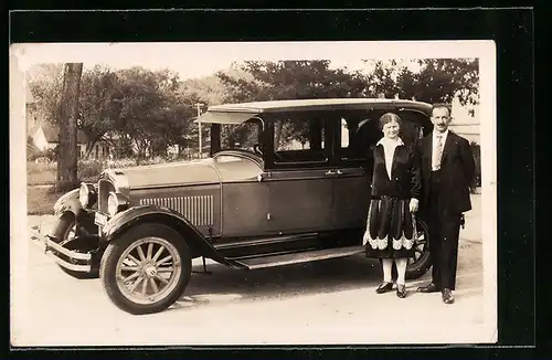 Foto-AK Paar an einem Auto auf der Strasse