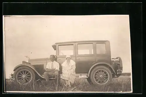 Foto-AK Reval, Paar am Auto Essex auf einer Wiese