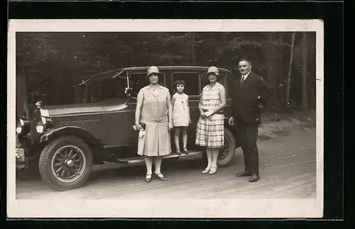 Foto-AK Familie an einem Auto von Crysler auf der Strasse