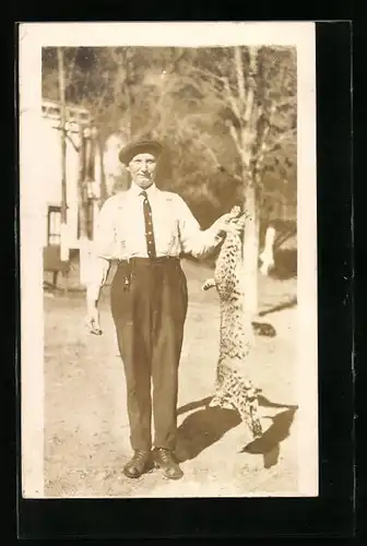 AK Jäger mit erlegtem Leopard