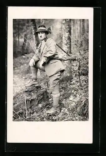 AK Jäger mit Hut und Gewehr im Wald