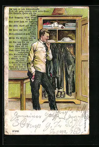 AK Deutscher Soldat schaut in seinen Schrank