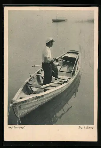 AK Jäger mit Gewehr in einem Ruderboot auf Entenjagd