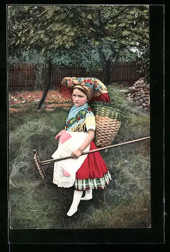 AK Mädchen in Spreewälder Tracht mit Rechen
