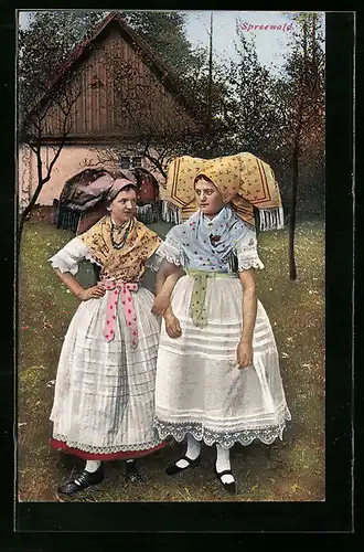 AK Frauen in Spreewälder Tracht vor einem Haus
