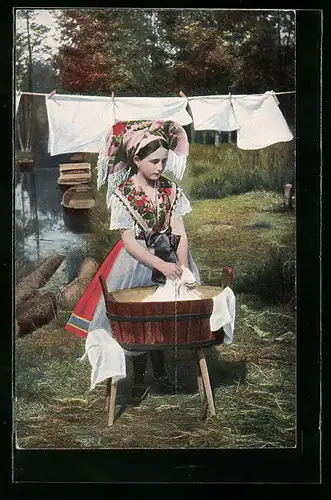 AK Mädchen in Spreewälder Tracht beim Wäschewaschen