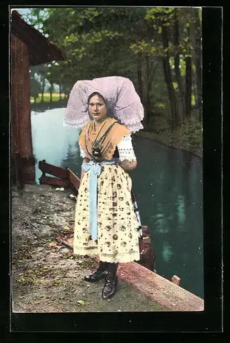 AK Junge Frau in Spreewälder Tracht am Wasser
