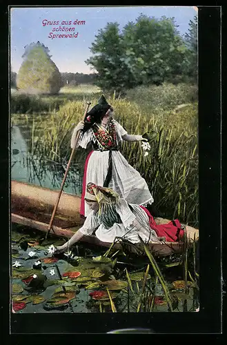 AK Frauen in Spreewälder Tracht in einem Kahn pflücken Wasserblumen