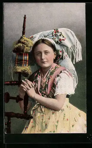 AK Frau in Spreewälder Tracht mit Spinnrad