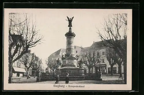 AK Siegburg, Kinder vorm Kriegerdenkmal