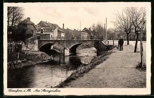 AK Greussen i. Th., Strassenpartie mit Brücke über den Steingraben