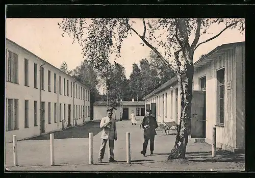 AK Dresden-Neustadt, Infanterie-Baracken, Soldaten mit Krätzchen
