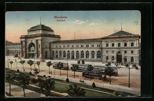 AK Mannheim, Bahnhof mit Strassenbahnen