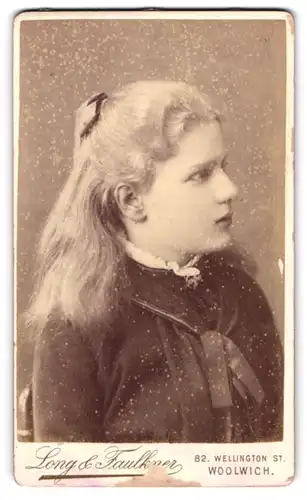 Fotografie Long & Faulkner, Woolwich, 82 Weelington Street, junges Mädchen mit Schleife im Haar