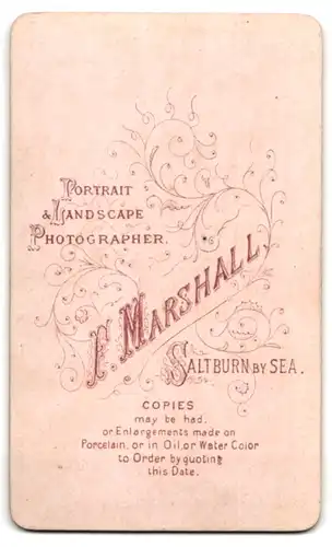 Fotografie F. Marshall, Saltburn by Sea, Bürgerliche Dame im hochgeschlossenen Kleid