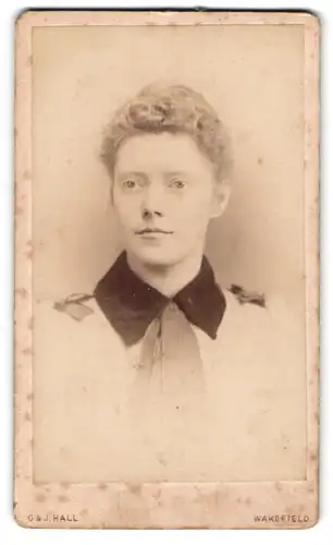 Fotografie G. & J. Hall, Wakefield, 26 Westgate, Junge Frau im Kleid mit grossem schwarzen Kragen