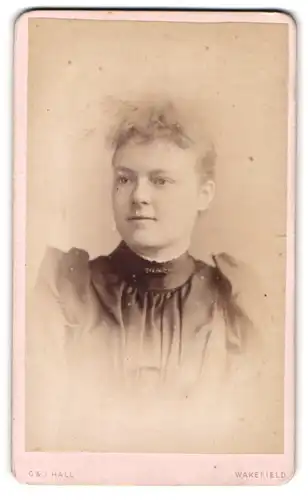 Fotografie G. & J. Hall, Wakefield, 26 Westgate, Bürgerliche Dame im schwarzen Kleid