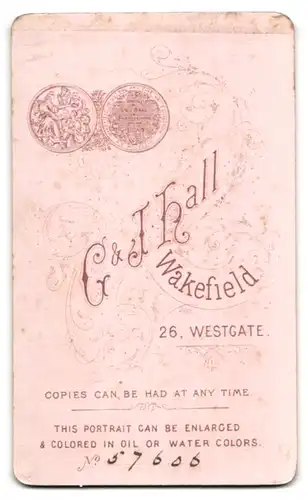 Fotografie G. & J. Hall, Wakefield, 26 Westgate, Bürgerliche Dame im schwarzen Kleid