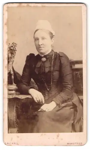Fotografie G. & J. Hall, Wakefield, 26 Westgate, Bürgerliche Dame im schwarzen Kleid mit Haube