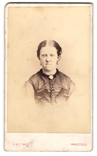Fotografie G. & J. Hall, Wakefield, 26 Westgate, Bürgerliche Dame mit Kragenbrosche