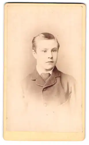 Fotografie J. R. Clarke, Thirsk, Ingram Gate, Ernster junger Mann mit streng gescheiteltem Haar