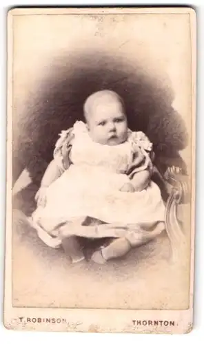 Fotografie J. Robinson, Thornton, Kleines Baby im Taufkleidchen