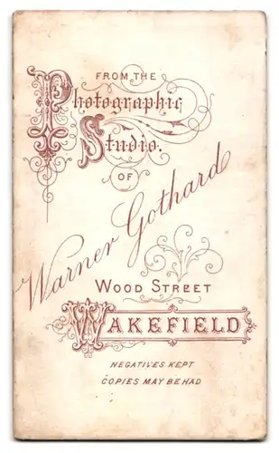 Fotografie W. Gothard, Wakefield, Wood Street, Bürgerliche Dame im schwarzen Kleid