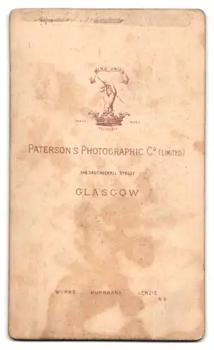 Fotografie Paterson, Glasgow,346 Sauchiehall Street, Junge Dame im Kleid mit Spitzenkragen