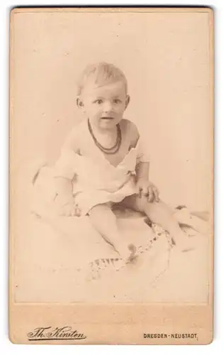 Fotografie Th. Kirsten, Dresden-Neustadt, Bautznerstr. 77, kleines Kind im Leibchen mit Halskette