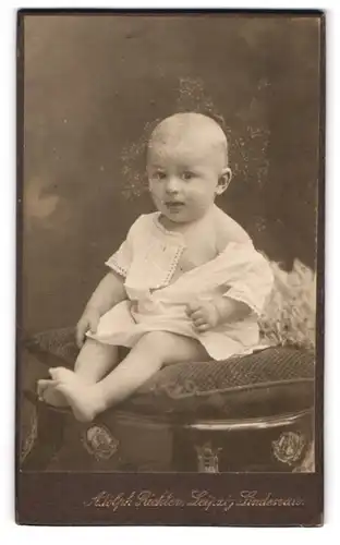 Fotografie Adolph Richter, Leipzig-Lindenau, Merseburger Str. 61 Niedliches Baby auf einem Kissen