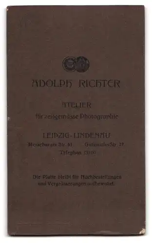 Fotografie Adolph Richter, Leipzig-Lindenau, Merseburger Str. 61 Niedliches Baby auf einem Kissen