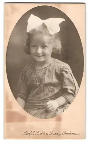 Fotografie Adolph Richter, Leipzig-Lindenau, Merseburger Str. 61, Kleines Mädchen mit grosser Schleife im Haar