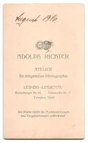 Fotografie Adolph Richter, Leipzig-Lindenau, Merseburger Str. 61, Kleines Mädchen mit grosser Schleife im Haar