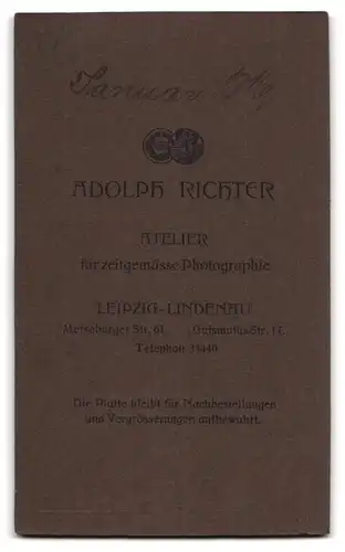 Fotografie Adolph Richter, Leipzig-Lindenau, Merseburger Str. 61, Fröhliches Kleinkind im weissen Leibchen