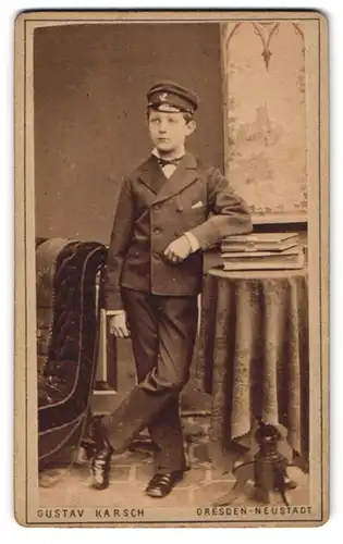 Fotografie Gustav Karsch, Dresden-Neustadt, Grosse Meissenerstr. 9, Junge im flotten Anzug mit Mütze
