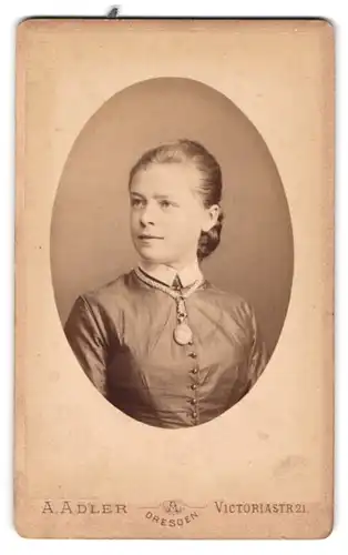 Fotografie A. Adler, Dresden, Victoriastr. 21, Junge Frau mit Kragenbrosche