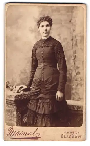 Fotografie Macnab, Glasgow, 92 West Mile Street, Bürgerliche Dame im schwarzen Kleid