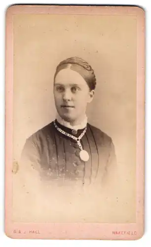 Fotografie G. & J. Hall, Wakefield, 26 Westgate, Bürgerliche Dame mit Halskette