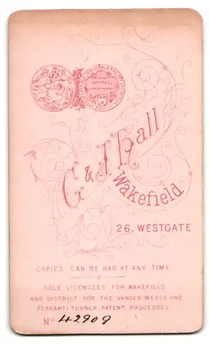 Fotografie G. & J. Hall, Wakefield, 26 Westgate, Bürgerliche Dame mit Halskette