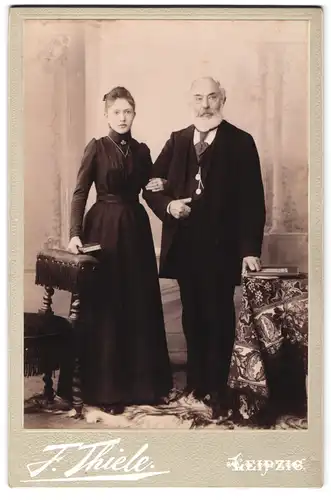 Fotografie F. Thiele, Leipzig, Älterer Herr im Anzug mit junger Frau