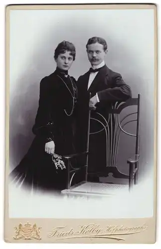 Fotografie Friedrich Kolby, Zwickau i. S., Äussere Plauensche-Strasse, Junges Paar in modischer Kleidung