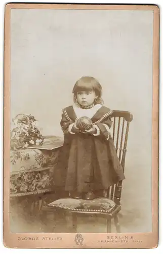Fotografie Atelier Globus, Berlin, Oranienstrasse 52-55, Kleines Mädchen im Kleid mit einem Ball