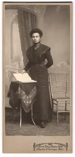 Fotografie Herm. Gross Sauer`s Nachf., Dresden, Leisniger Platz 1, Junge Dame im Kleid mit einem Buch