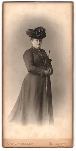Fotografie Carl Hüseler, Schleswig, Bürgerliche Dame mit einem Schirm