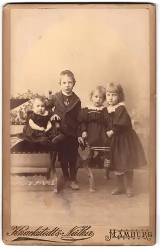 Fotografie Knackstedt & Näther, Hamburg, Gr. Bleichen 30, Drei Kinder und Kleinkind in modischer Kleidung