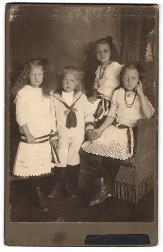 Fotografie Ernst Schnabel, Derschlag, Junge und drei Mädchen in modischer Kleidung