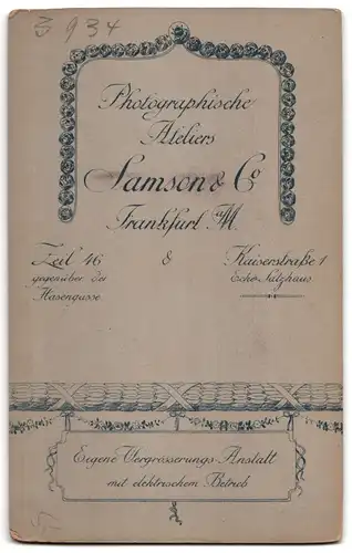 Fotografie Samson & Co., Frankfurt a. M., Kaiserstrasse 1, Süsses Kleinkind im weissen Kleid