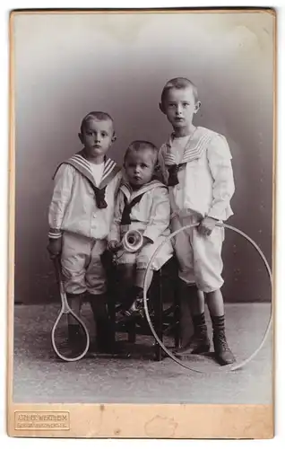 Fotografie Atelier Wertheim, Berlin, Leipzigerstrasse, Drei jungen im Matrosenanzug mit Reifen 1907